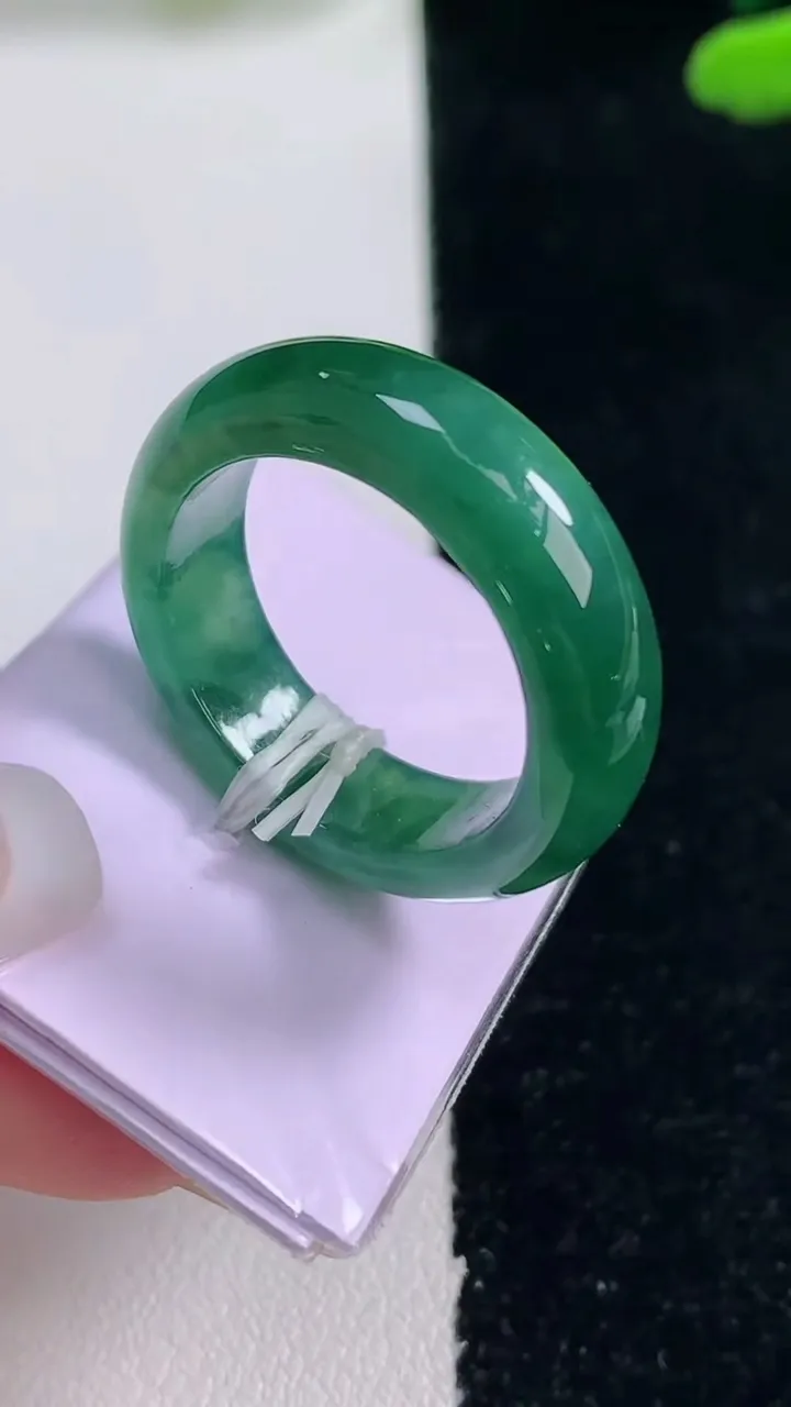 天然A货翡翠冰种飘花指环戒指，尺寸18.5-6-3.2，重量:6.15g2025年12月29日
工厂