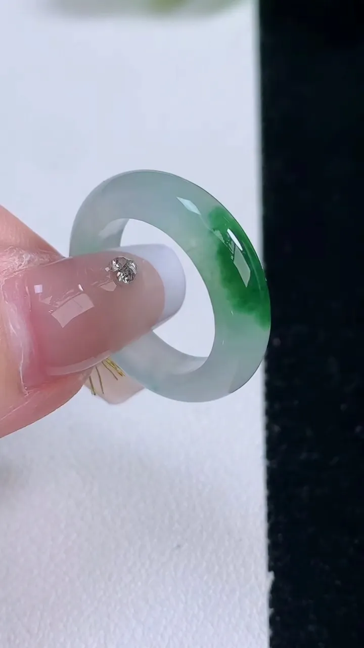 天然A货翡翠指环戒指，尺寸16.4-5.2-3.9，重量:3.81g2025年12月29日
工厂直销收藏佳品,种好水足，色泽均匀，有种有色，上手高大气！