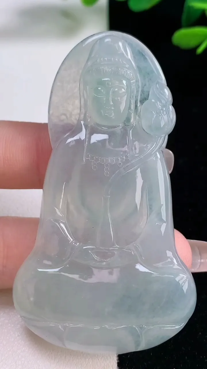 天然A货翡翠大势至菩萨吊坠，尺寸70-39.6-5.6，重量:30.83g
12月29日