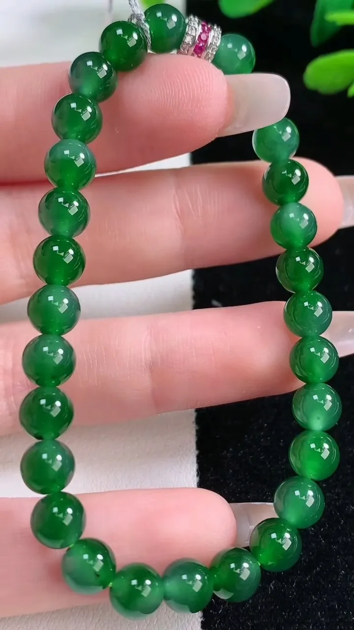 天然A货翡翠圆珠手串，尺寸6.4-28颗，重量:12.92g12月29日
工厂直销收藏佳品,种好水足，色泽均匀，有种有色，上手高大气！