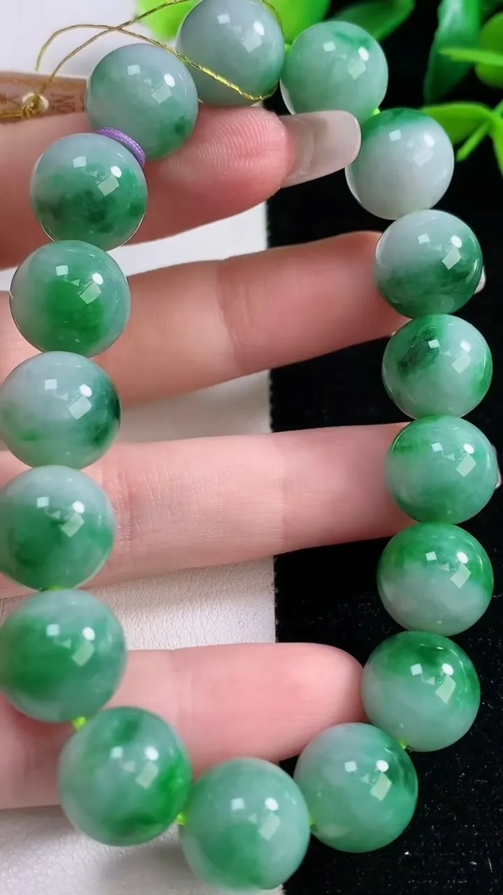 天然A货翡翠圆珠手串，尺寸12.2-17颗，重量:53.50g12月29日
工厂直销收藏佳品,种好水足，色泽均匀，有种有色，上手高大气！