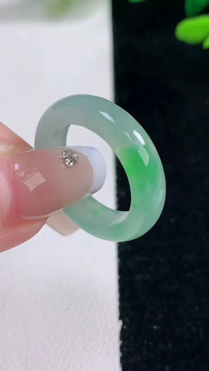 天然A货翡翠指环戒指，尺寸18-5.2-3.4，重量:4.10g2025年12月29日
工厂直销收藏