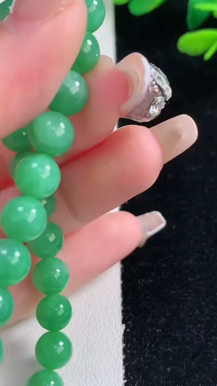天然A货翡翠圆珠手串，尺寸7.3-26颗，重量:18.73g12月29日
工厂直销收藏佳品,种好水足，色泽均匀，有种有色，上手高大气！