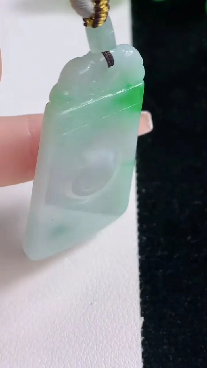 天然A货翡翠仿古无事牌吊坠，尺寸47.8-26-3.8，重量:15.24g
12月29日