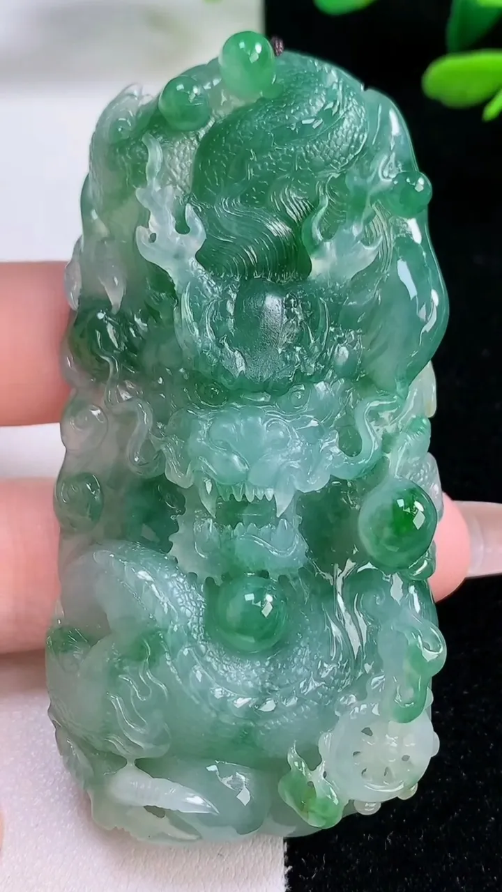 天然A货翡翠龙牌吊坠，尺寸706-33.6-11.6，重量:56.44g
12月29日