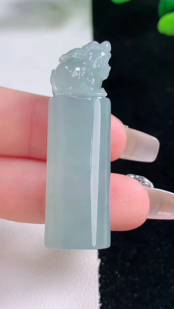 天然A货翡翠冰种飘花貔貅印章，尺寸44.3-13.8-11.2，重量:15.92g
12月29日