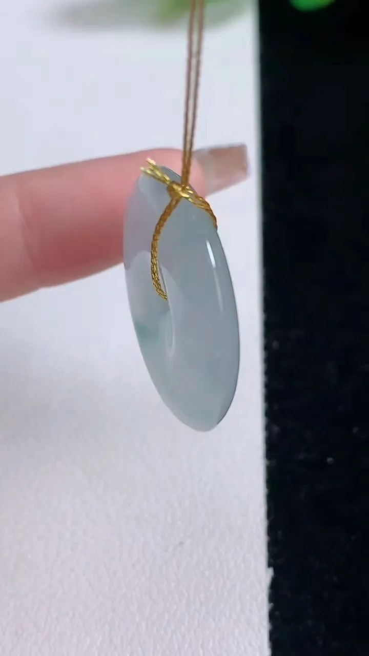 天然A货翡翠冰种飘花平安扣吊坠，尺寸26-5，重量:8.14g
12月29日