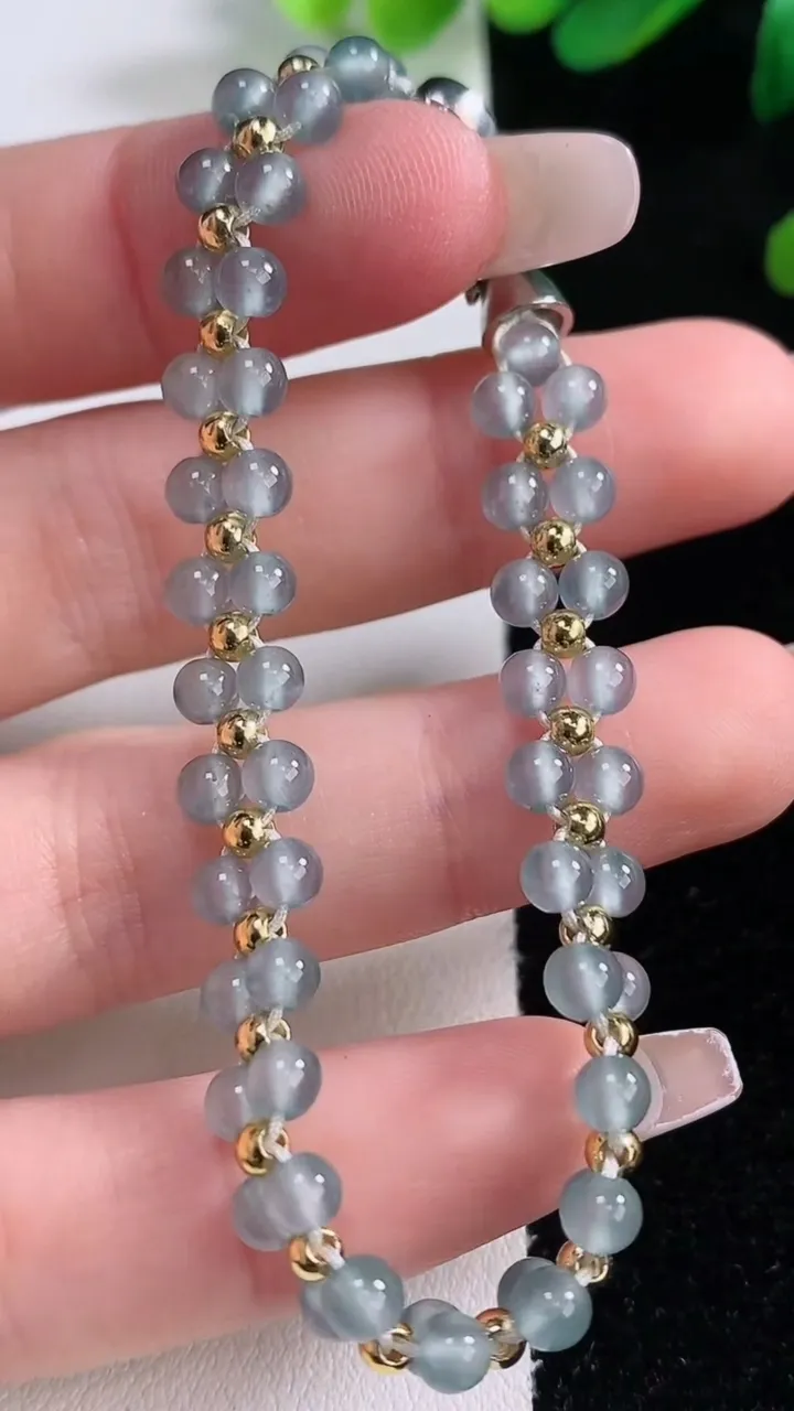 天然A货翡翠小米珠手串，尺寸4，重量:8.40g12月29日
工厂直销收藏佳品,种好水足，色泽均匀，有种有色，上手高大气！