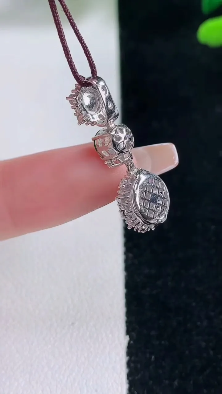 天然A货翡翠蛋面吊坠，尺寸26.3-10-7.2裸石5.4，重量:2.63g
12月29日