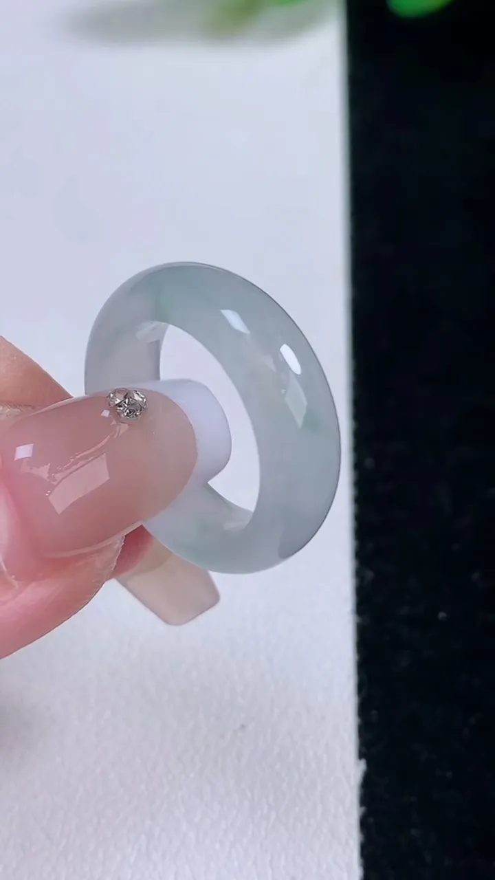 天然A货翡翠冰种飘花指环戒指，尺寸16.2-6-3.4，重量:4.17g2025年12月29日
工厂直销收藏佳品,种好水足，色泽均匀，有种有色，上手高大气！