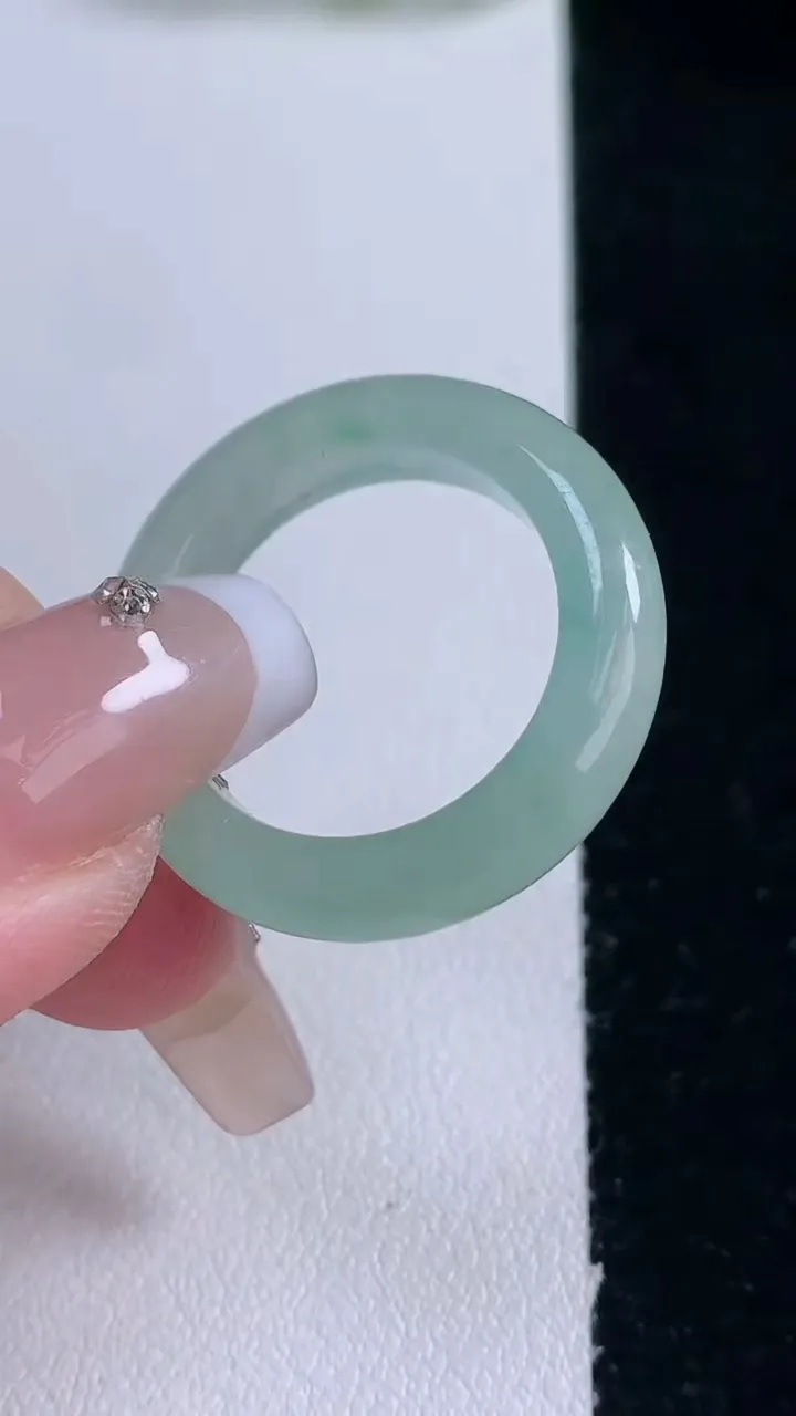 天然A货翡翠指环戒指，尺寸19.5-5.4-4.2，重量:5.24g2025年12月29日
工厂直销收藏佳品,种好水足，色泽均匀，有种有色，上手高大气！