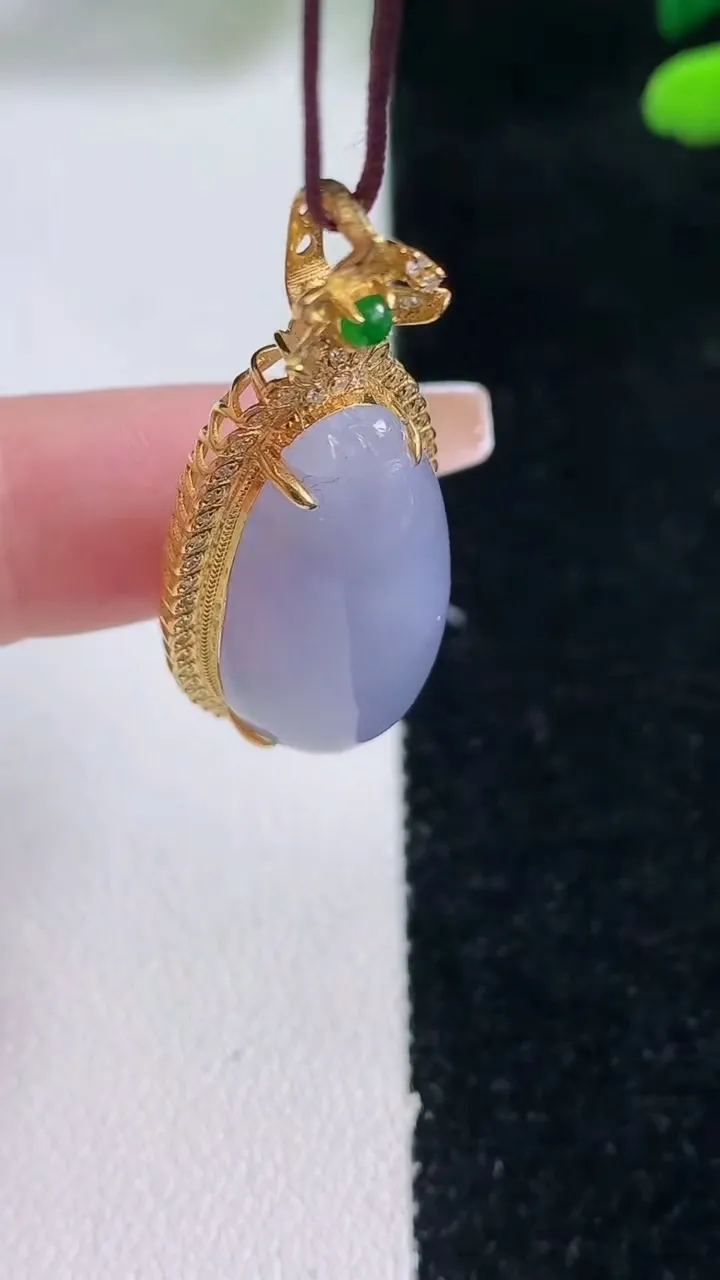 天然A货翡翠18K金紫罗兰福瓜吊坠，尺寸41.3-16.2-10.5，裸石27-13重量:7.08g
12月29日