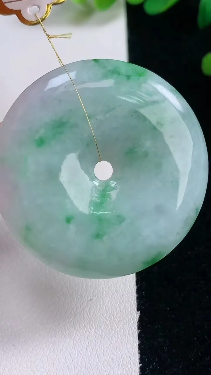 天然A货翡翠平安扣吊坠，尺寸42-7，重量:29.41g
12月29日