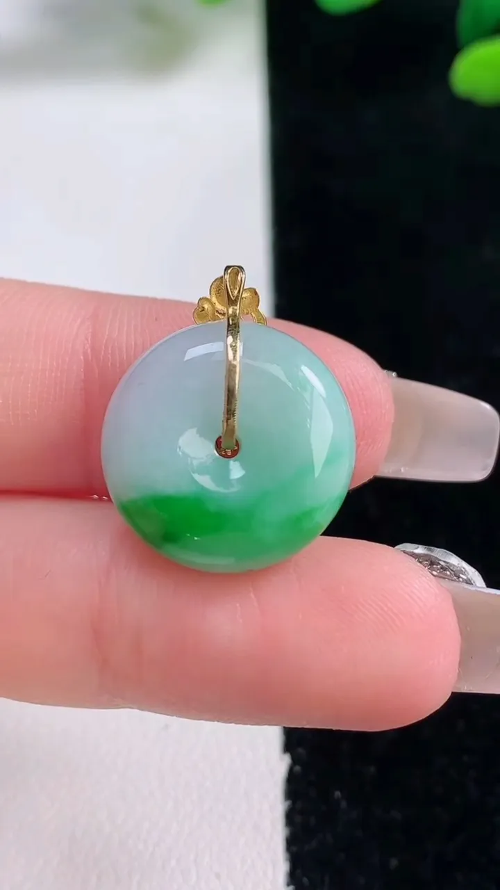天然A货翡翠平安扣吊坠，尺寸17.1-7.5，重量:4.98g
12月29日