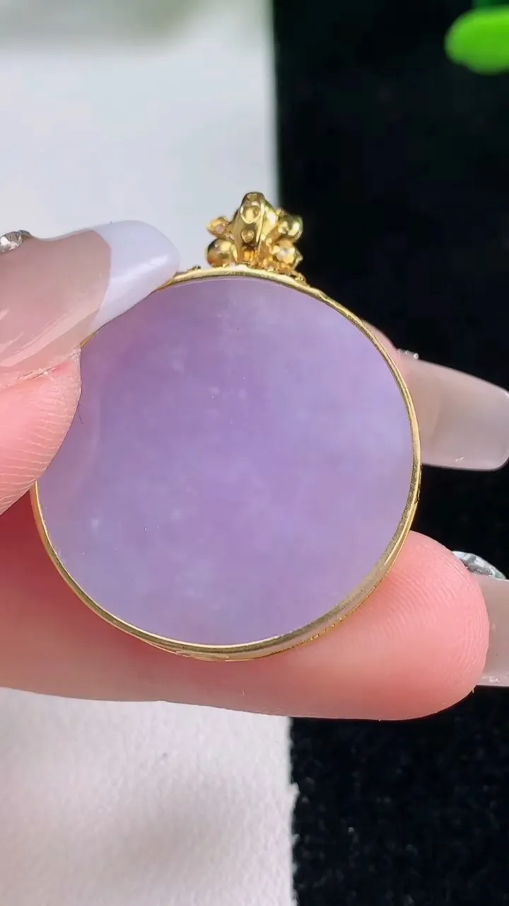 天然A货翡翠18K金紫罗兰无事牌吊坠，尺寸26.4-3.8，重量:8.09g
12月29日