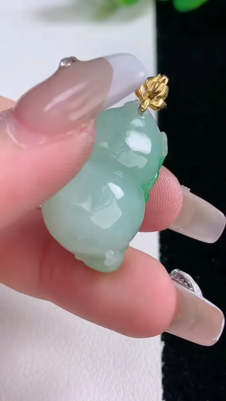 天然A货翡翠呱呱来财 葫芦吊坠，尺寸25.4-17-14.6，重量:10.35g
12月29日