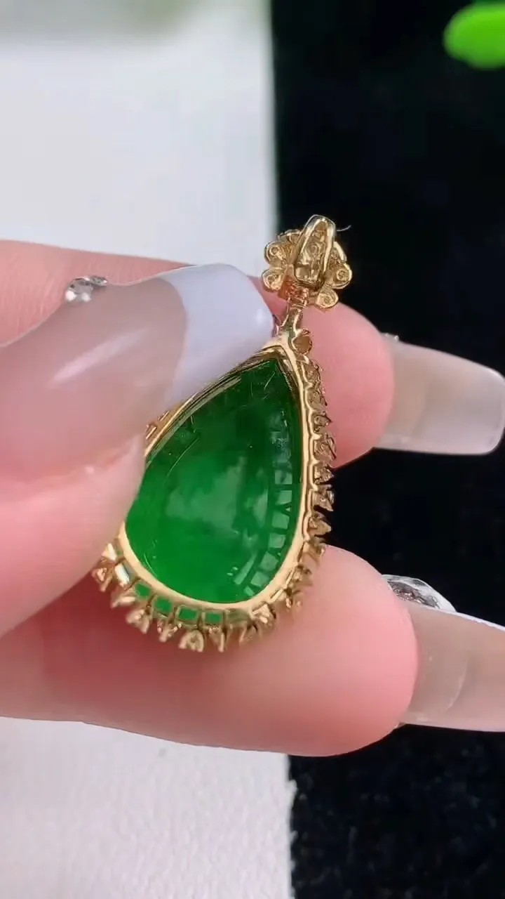 天然A货翡翠水滴吊坠，尺寸29.6-15.2-8.2，裸石18.8-12重量:3.61g
12月29日