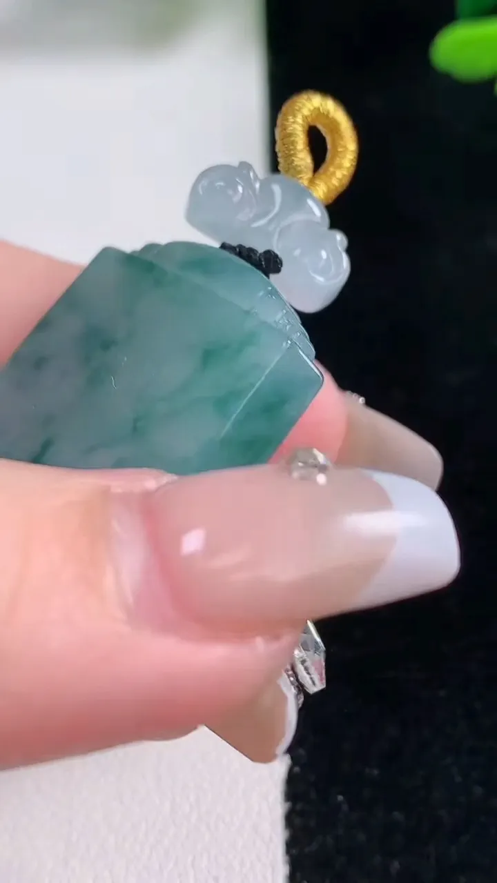 天然A货翡翠冰种飘花无事牌吊坠，尺寸36.5-24-3.8，重量:17.23g
12月29日