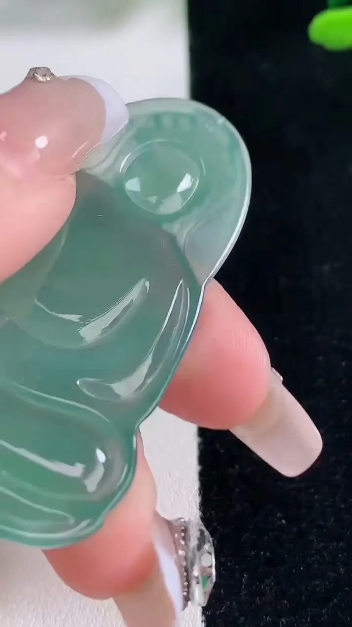 天然A货翡翠观音菩萨吊坠，尺寸54.8-37.5-4.5，重量:17.06g
12月29日