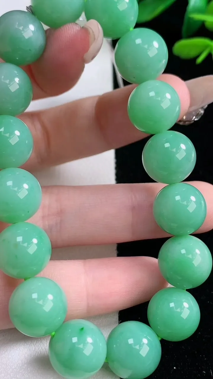 天然A货翡翠圆珠手串，尺寸12.4-16颗，重量:52.27g12月29日
工厂直销收藏佳品,种好水足，色泽均匀，有种有色，上手高大气！