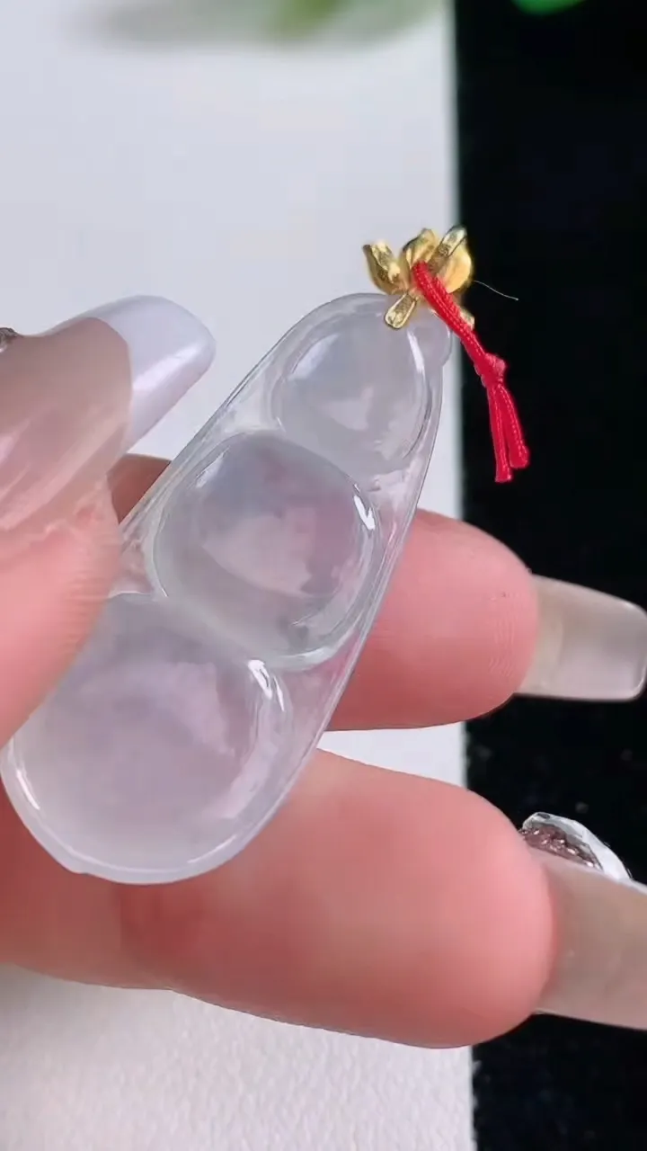 天然A货翡翠18K金飘花福豆吊坠，尺寸37-15.8-5.5，重量:5.28g
12月29日