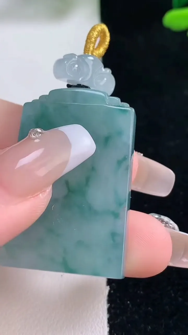 天然A货翡翠冰种飘花无事牌吊坠，尺寸36.5-24-3.8，重量:17.23g
12月29日