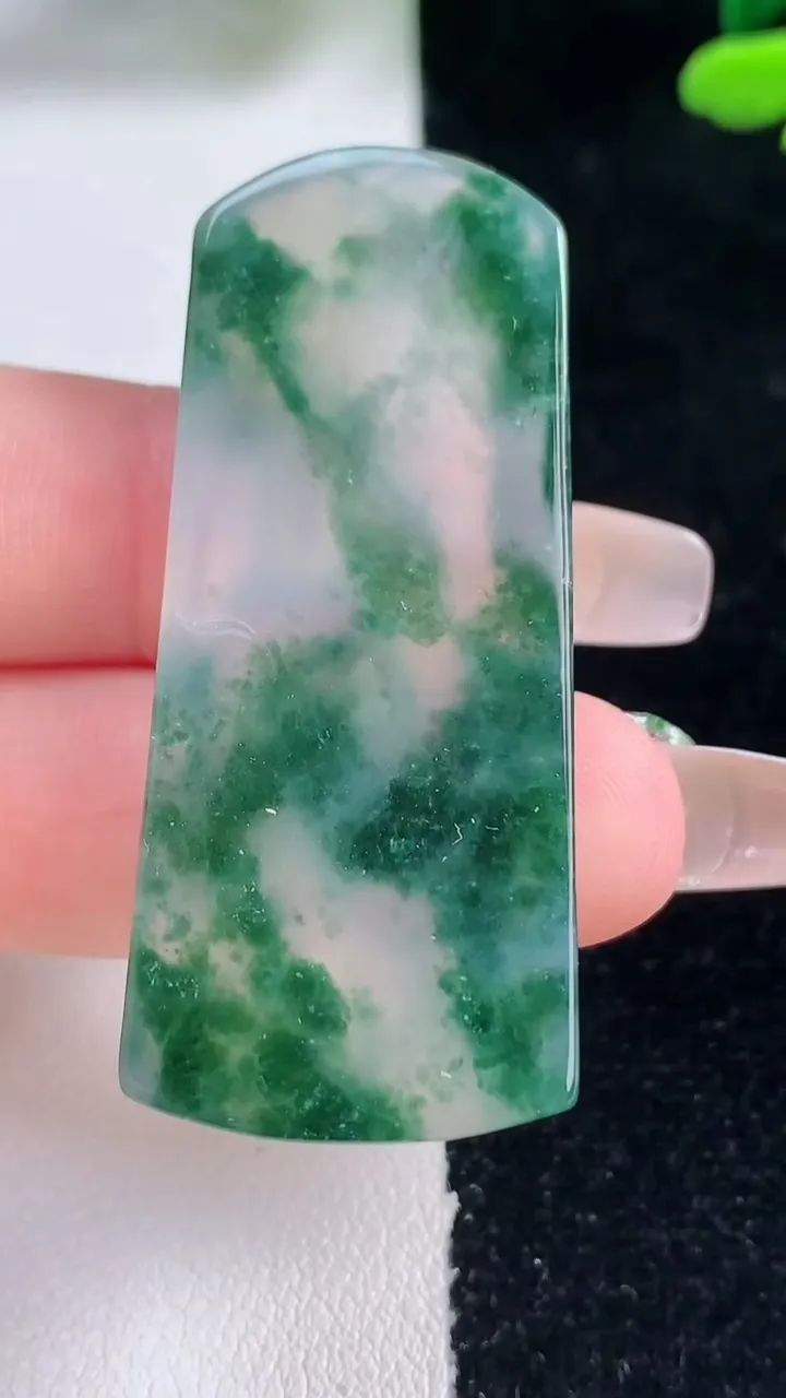 天然A货翡翠冰种飘花观音菩萨吊坠，尺寸49-21-5.4，重量:14.63g
12月29日