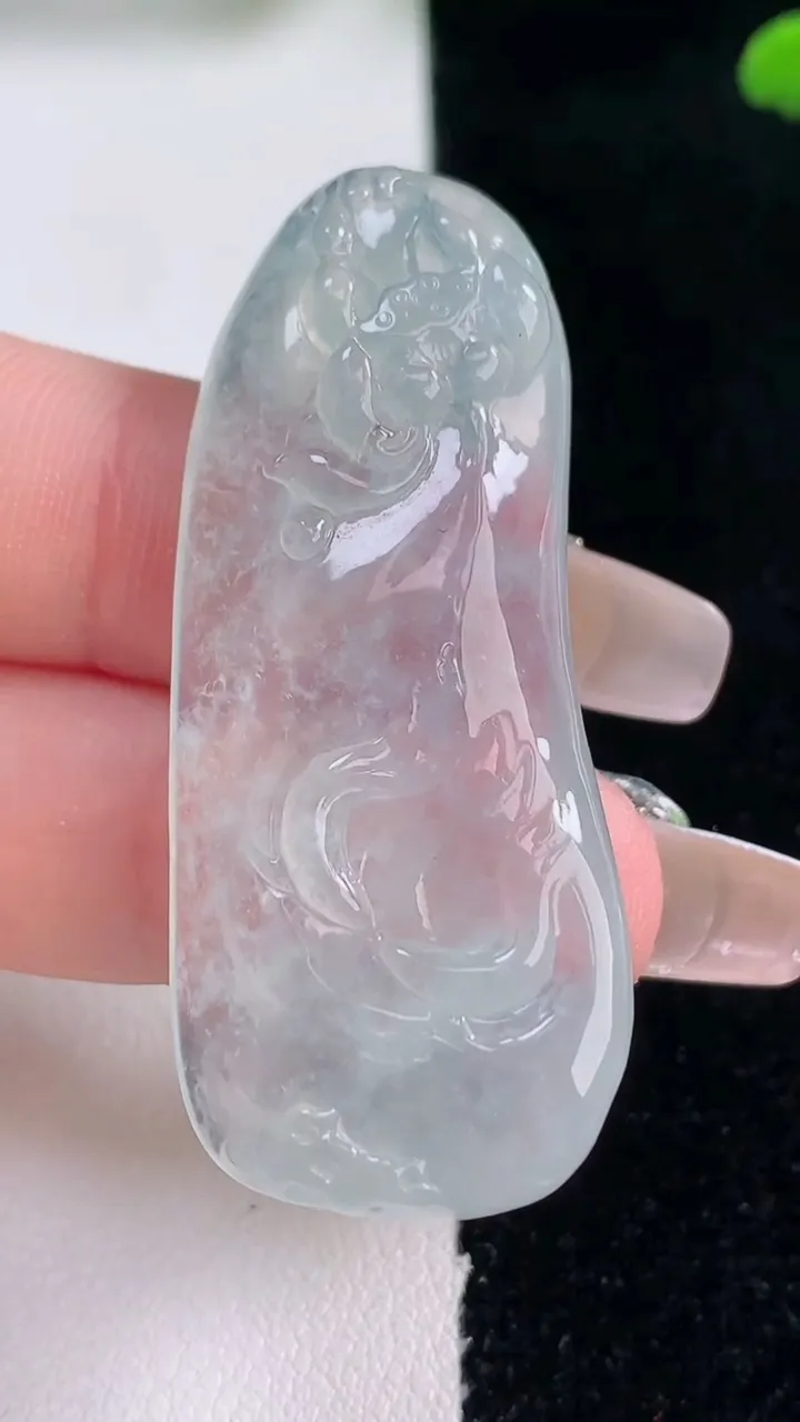 天然A货翡翠种白冰和和美美 荷叶鱼吊坠，尺寸47.8-20-7.4，重量:14.48g
12月29日