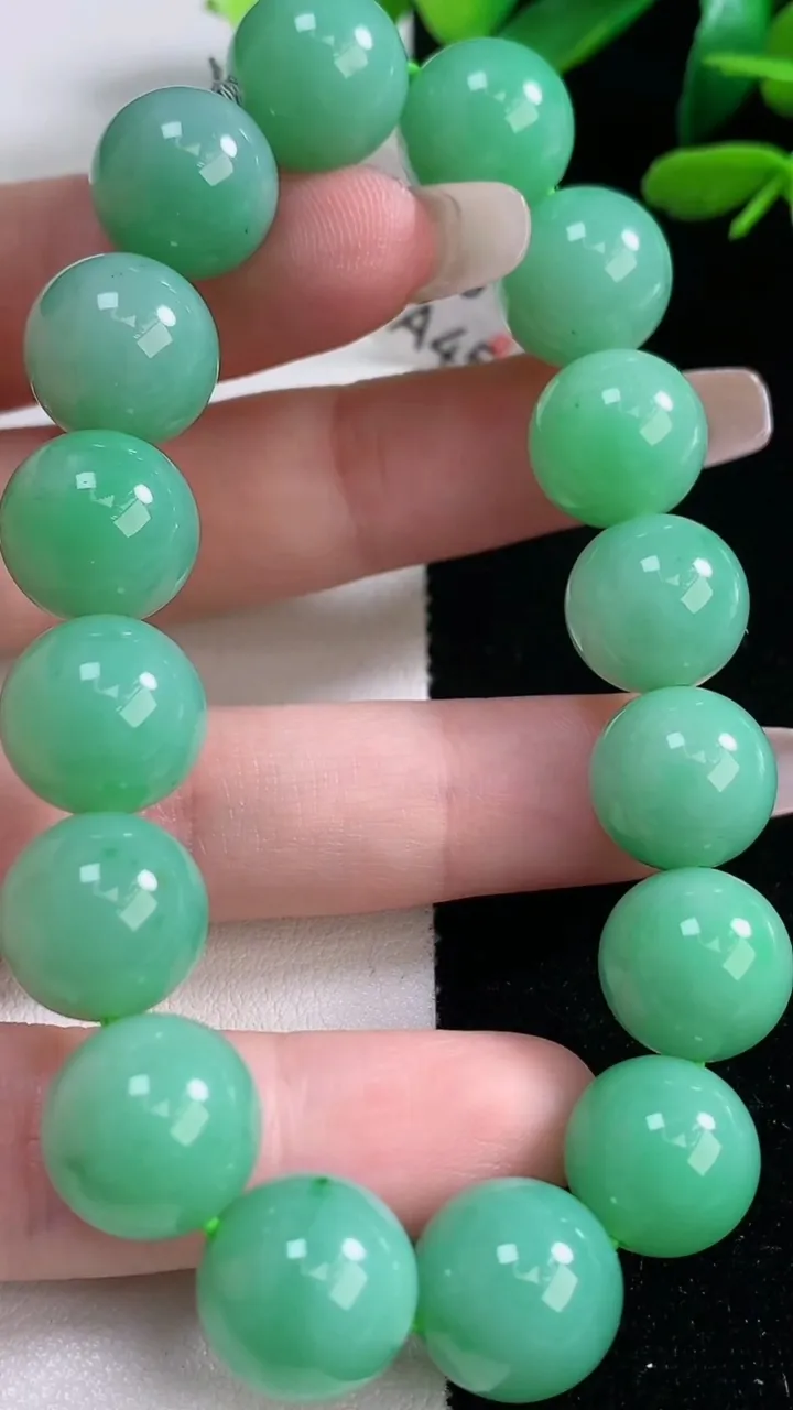天然A货翡翠圆珠手串，尺寸12.4-16颗，重量:52.27g12月29日
工厂直销收藏佳品,种好水足，色泽均匀，有种有色，上手高大气！