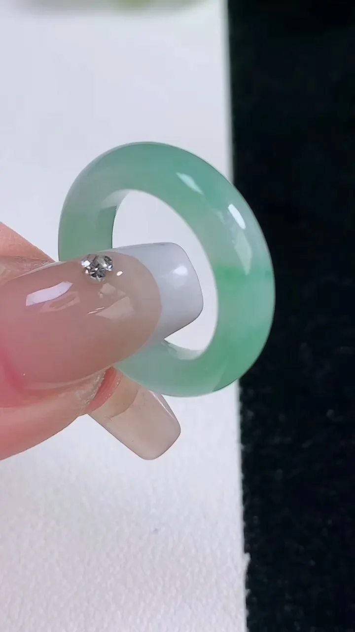 天然A货翡翠指环戒指，尺寸15.6-5.5-3.5，重量:3.83g2025年12月29日
工厂直销