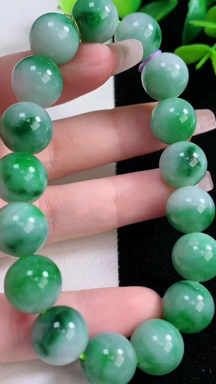 天然A货翡翠圆珠手串，尺寸12.2-17颗，重量:53.50g12月29日
工厂直销收藏佳品,种好水足，色泽均匀，有种有色，上手高大气！