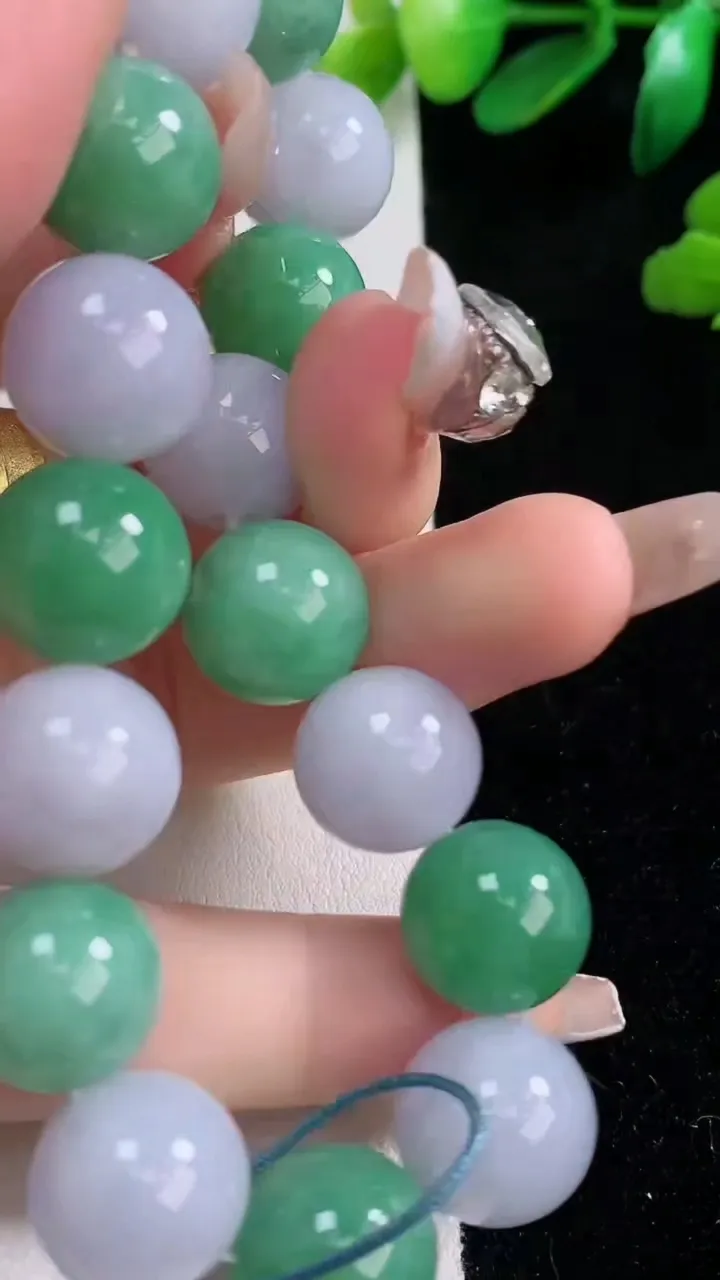 天然A货翡翠圆珠手串，尺寸12.8-16颗，重量:62.61g12月29日
工厂直销收藏佳品,种好水