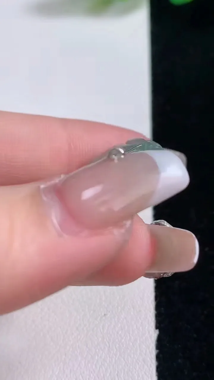 天然A货翡翠金枝玉叶 叶子吊坠，尺寸30.8-17.4-3.6，重量:3.74g
12月29日