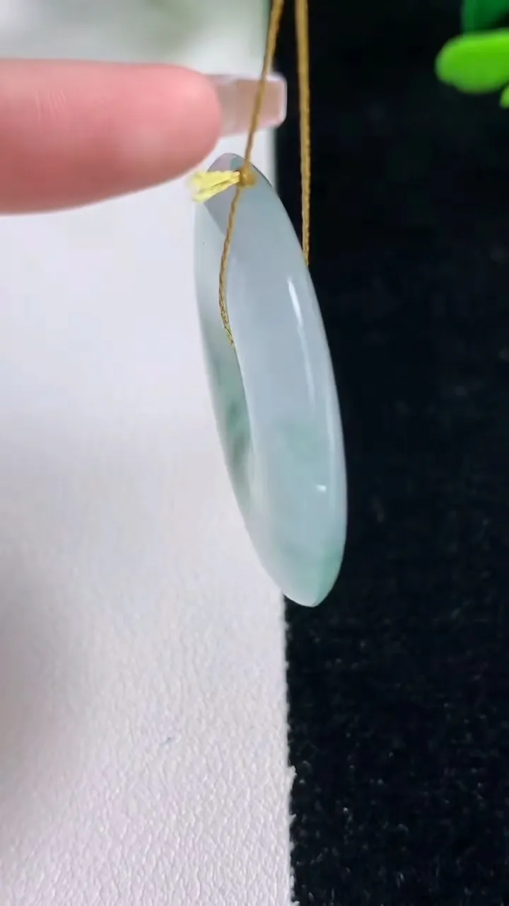 天然A货翡翠冰种飘花平安扣吊坠，尺寸34.8-5.5，重量:14.77g
12月29日