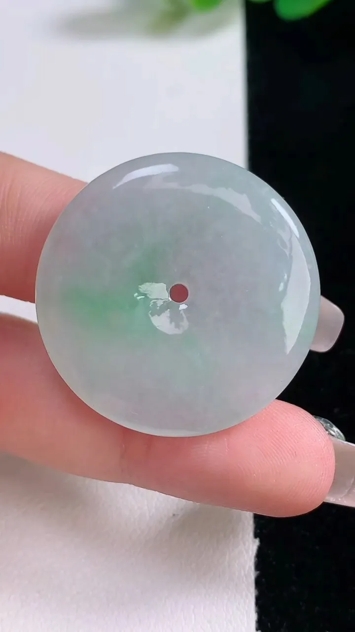 天然A货翡翠平安扣吊坠，尺寸32.2-5，重量:11.47g
12月29日