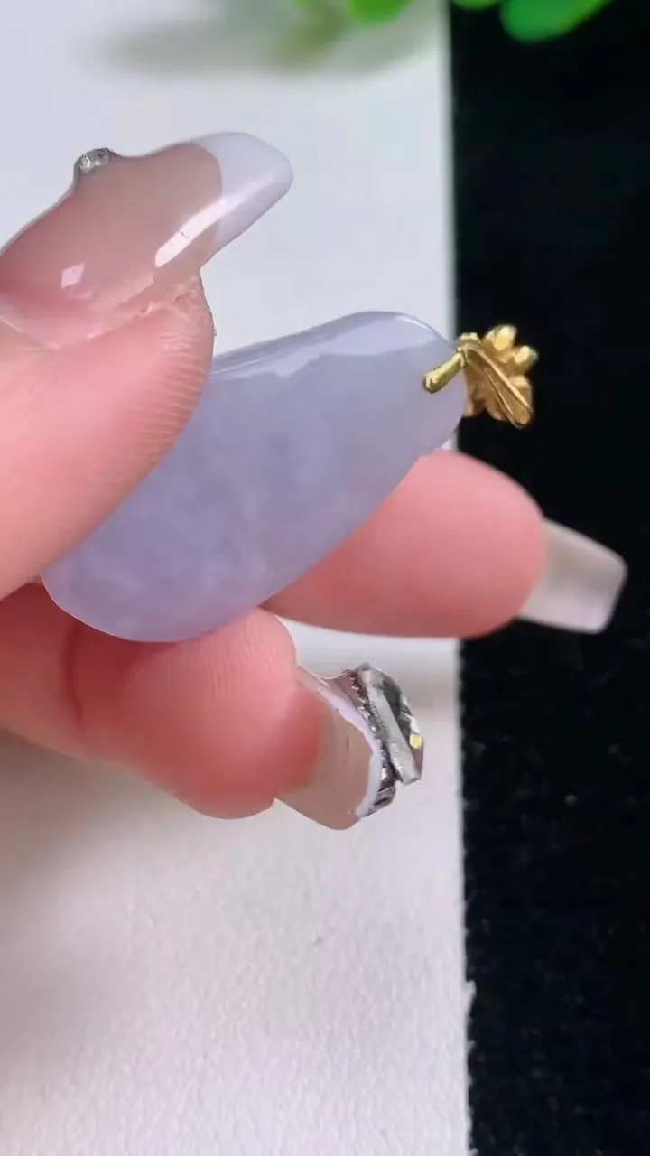 天然A货翡翠18K金紫罗兰福豆吊坠，尺寸28.7-16.8-7.9，重量:6.54g
12月29日