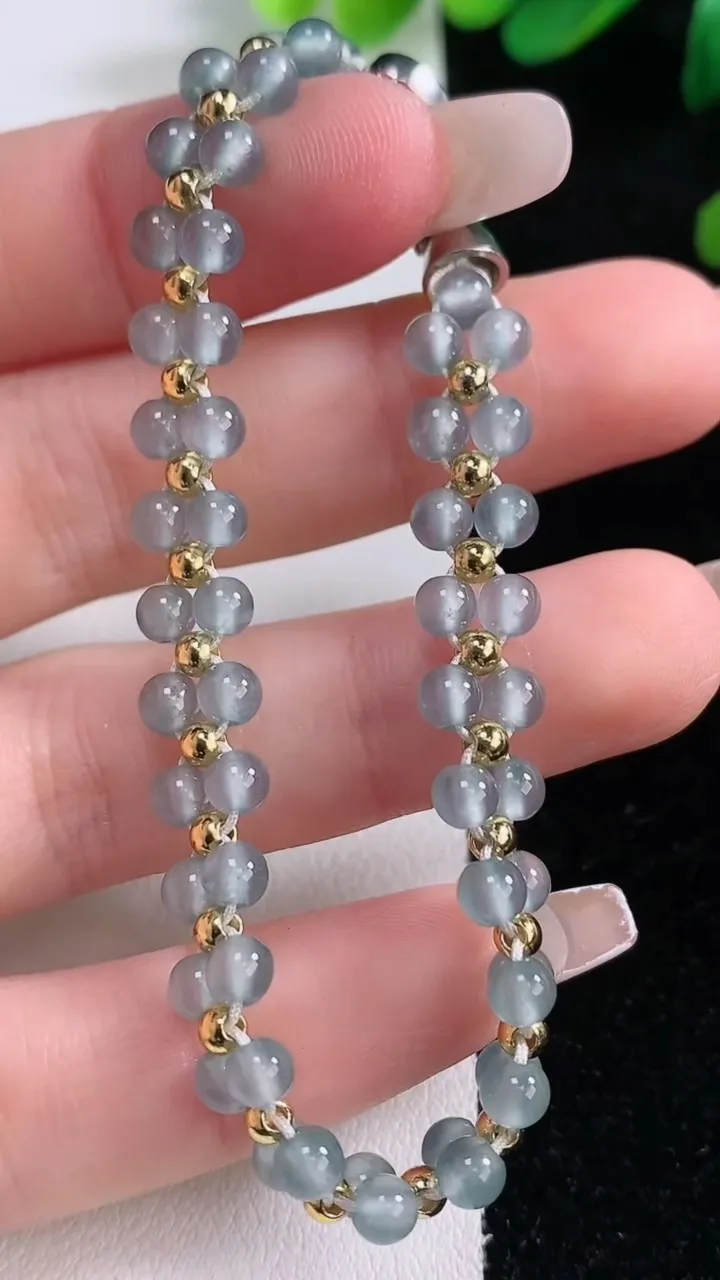 天然A货翡翠小米珠手串，尺寸4，重量:8.40g12月29日
工厂直销收藏佳品,种好水足，色泽均匀，有种有色，上手高大气！