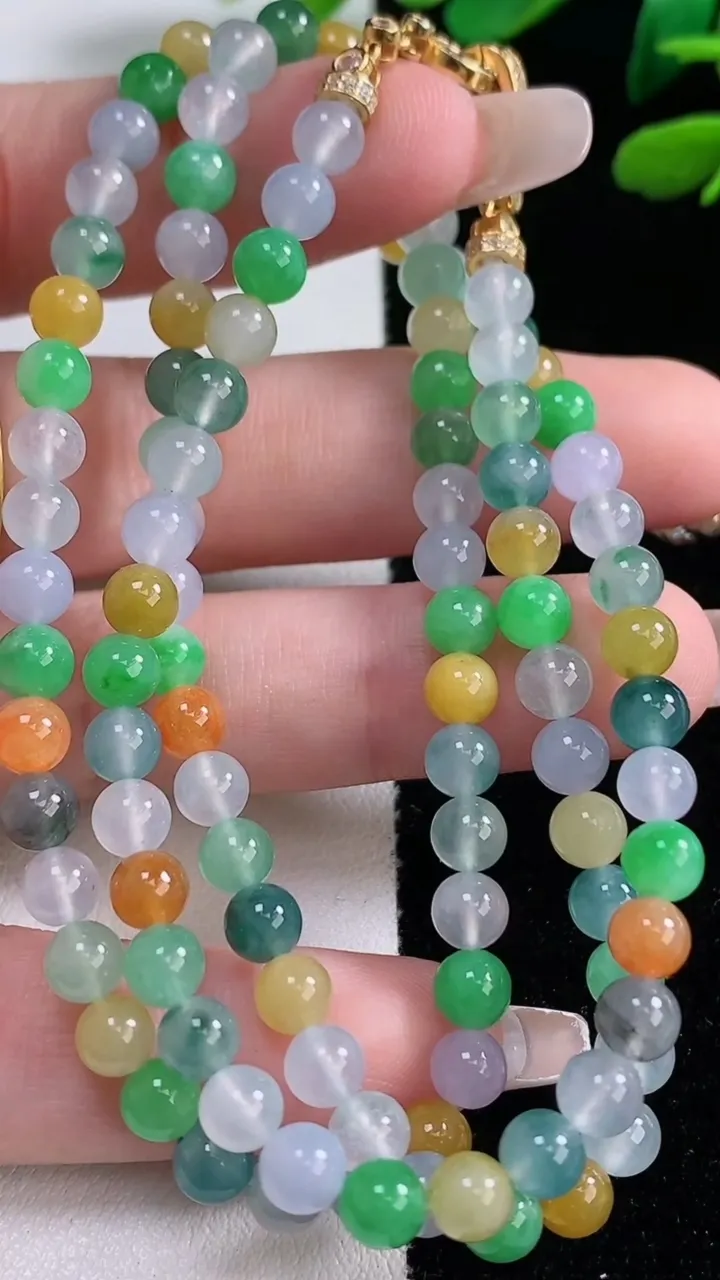 天然A货翡翠种三彩圆珠项链，尺寸5-111颗，重量:25.26g12月29日
工厂直销收藏佳品,种好水足，色泽均匀，有种有色，上手高大气！