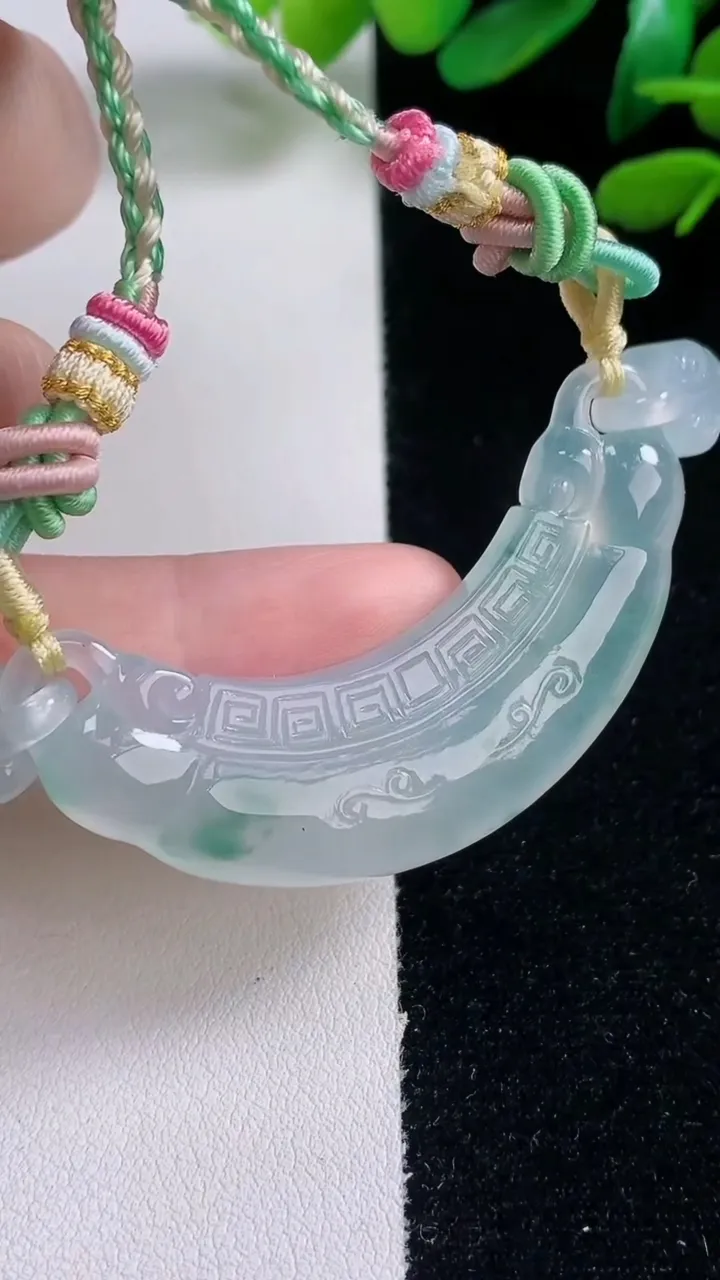 天然A货翡翠种飘花如意锁吊坠，尺寸15.6-60.2-6.5，重量:20.09g
12月29日