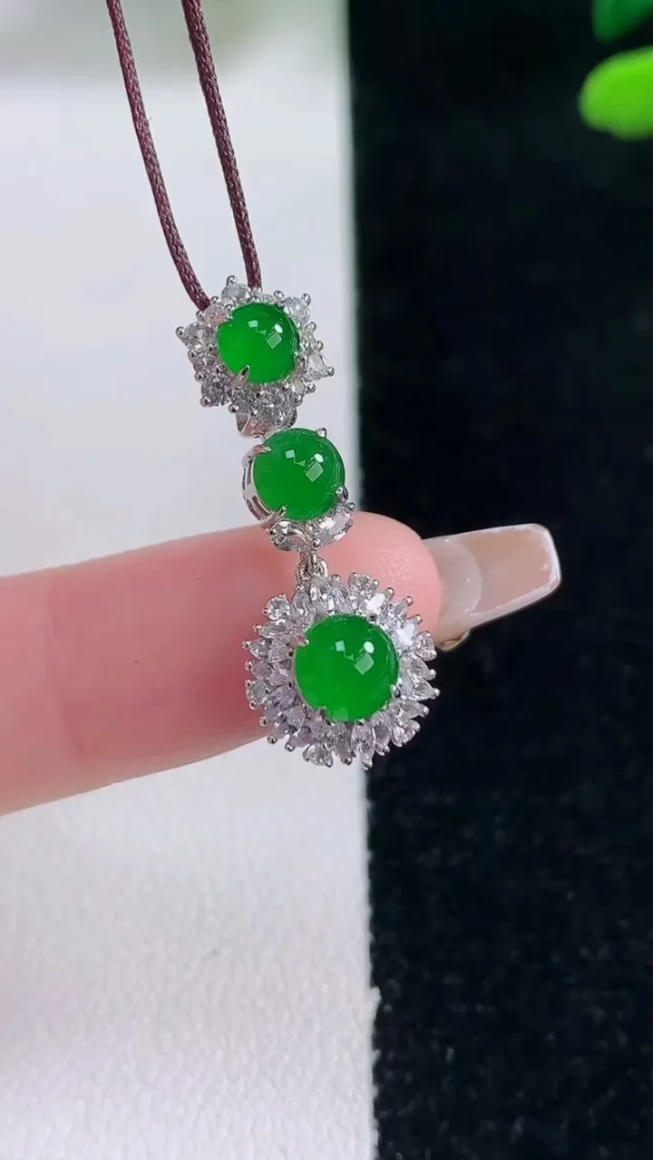 天然A货翡翠蛋面吊坠，尺寸26.3-10-7.2裸石5.4，重量:2.63g
12月29日