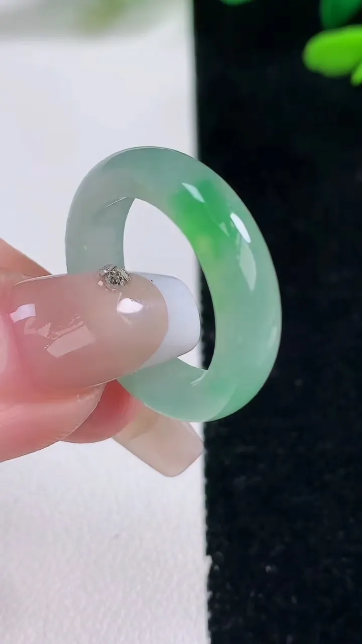 天然A货翡翠指环戒指，尺寸18-5.2-3.4，重量:4.10g2025年12月29日
工厂直销收藏佳品,种好水足，色泽均匀，有种有色，上手高大气！