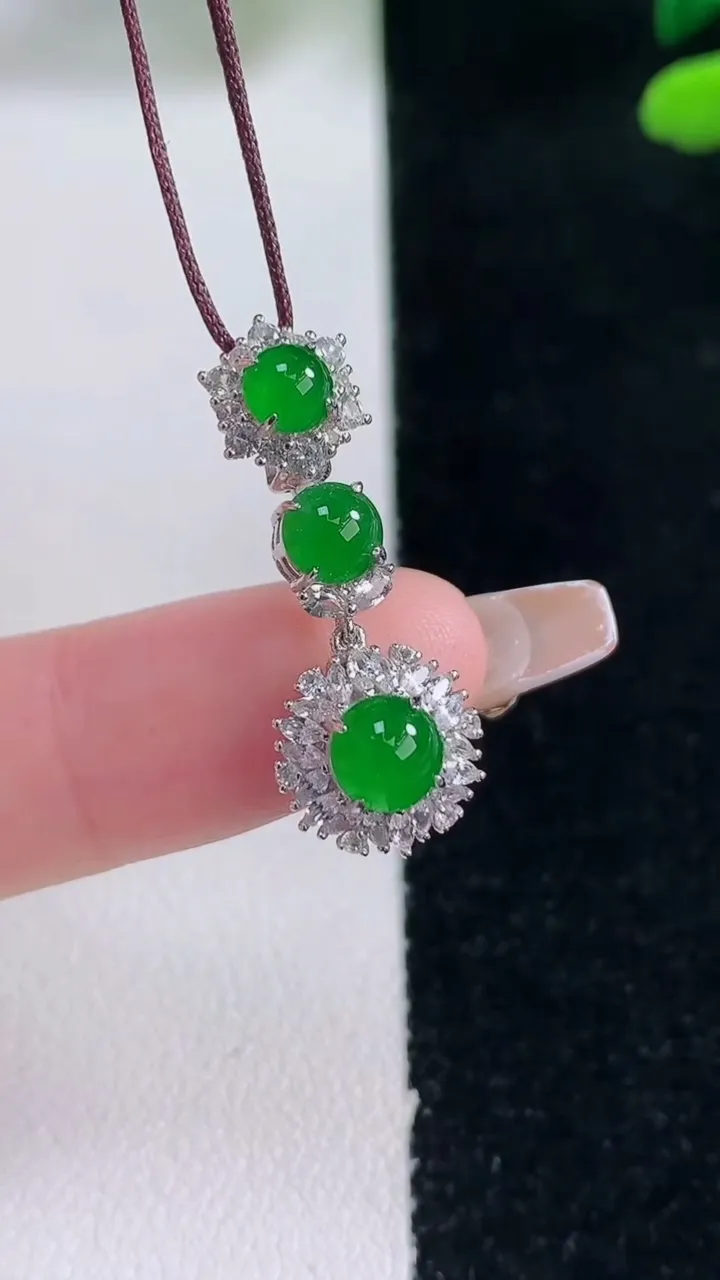 天然A货翡翠蛋面吊坠，尺寸26.3-10-7.2裸石5.4，重量:2.63g
12月29日