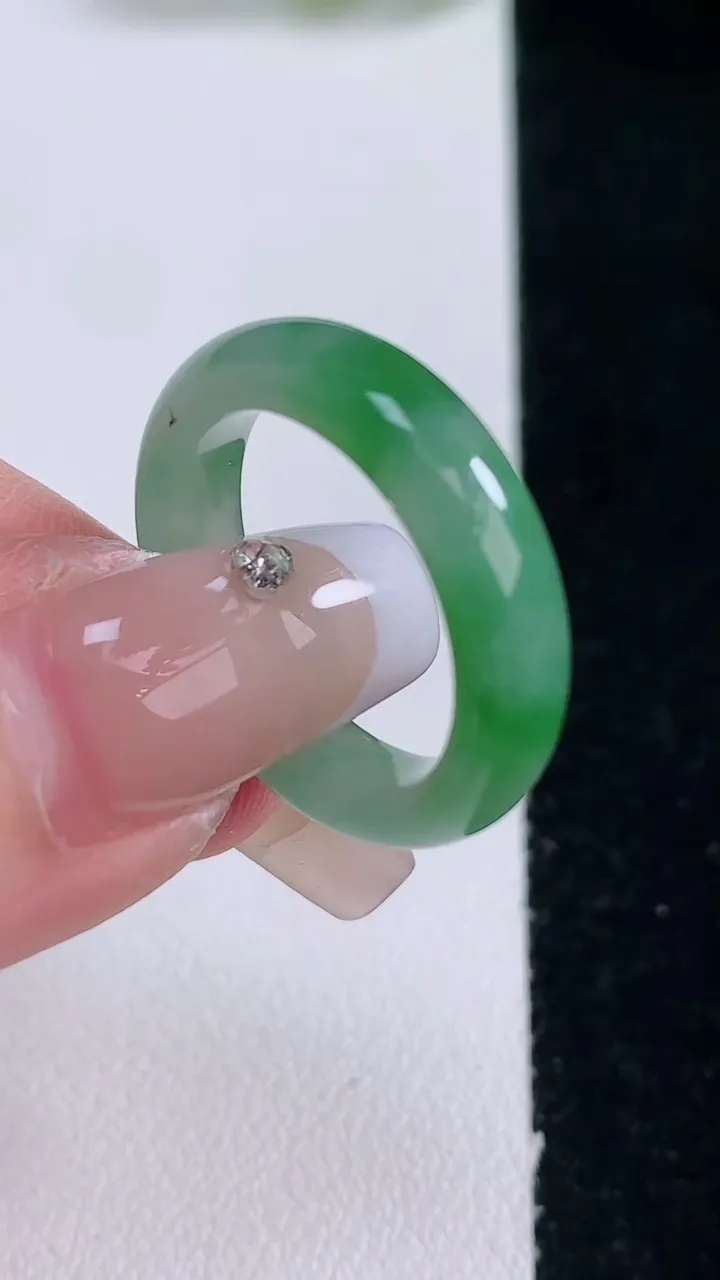 天然A货翡翠指环戒指，尺寸17.3-5.1-3.5，重量:3.70g2025年12月29日
工厂直销收藏佳品,种好水足，色泽均匀，有种有色，上手高大气！