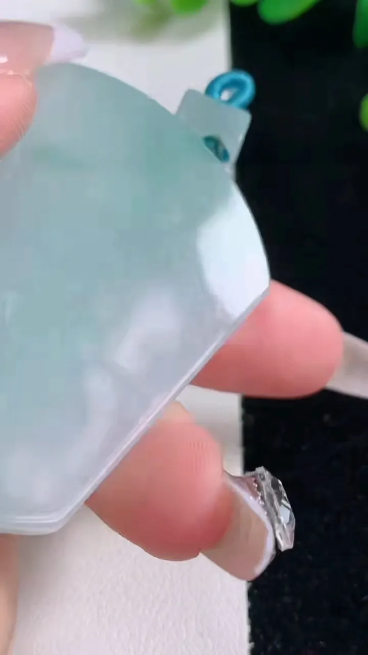 天然A货翡翠无事牌吊坠，尺寸53-40-5.2，重量:33.54g
12月29日