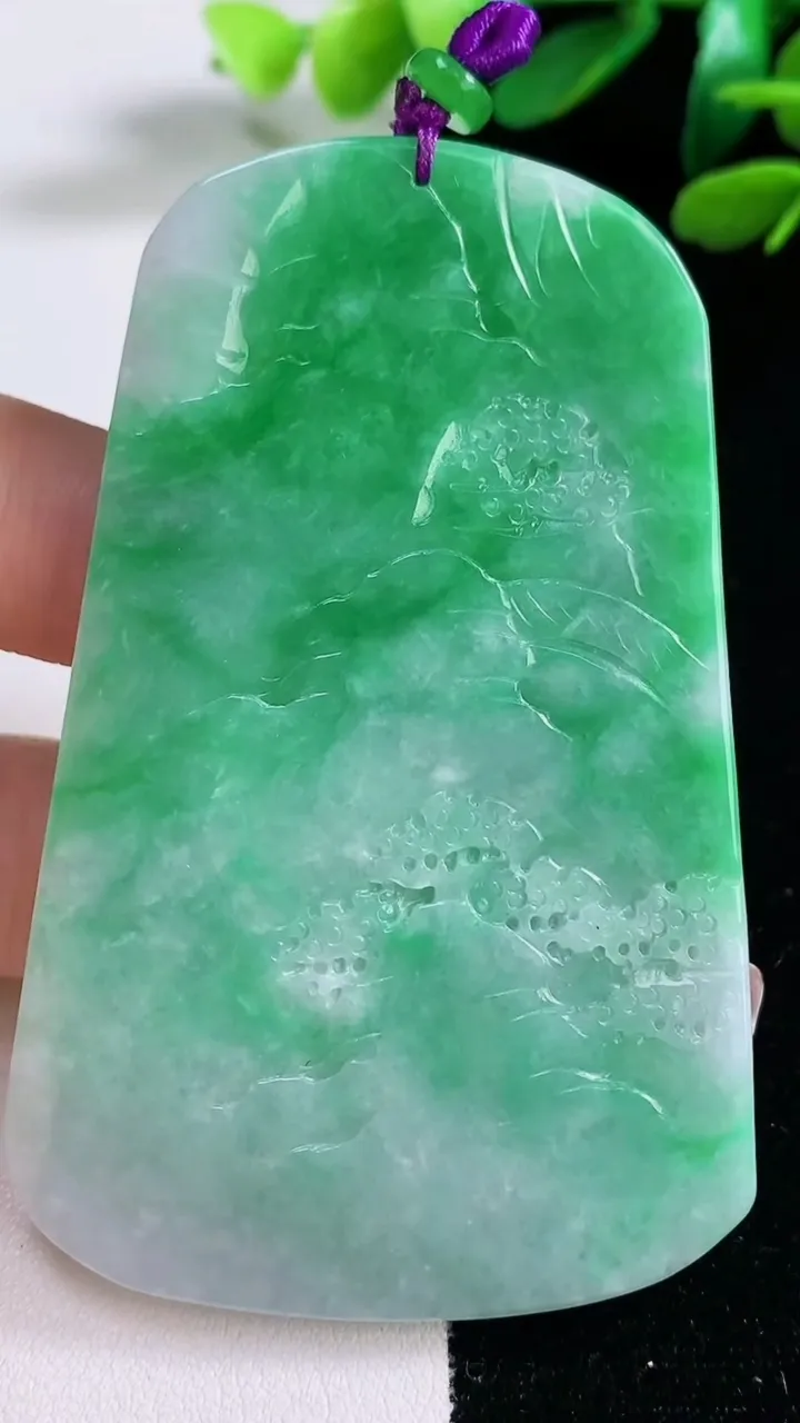 天然A货翡翠山水牌吊坠，尺寸73.5-46.2-4.8，重量:40.52g
12月29日