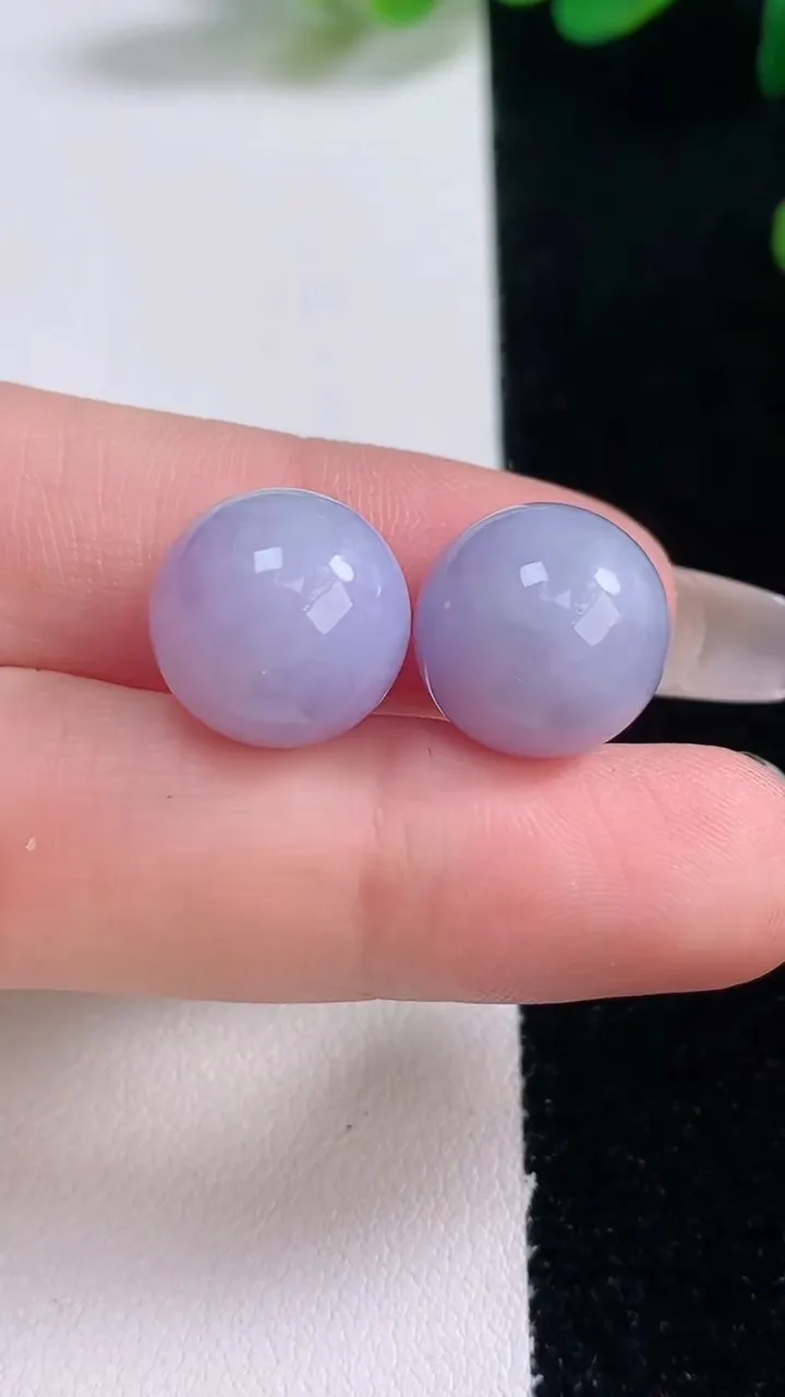 天然A货翡翠紫罗兰圆珠镶嵌件一对，尺寸13.2，重量:8.24g12月29日
工厂直销收藏佳品,种好水足，色泽均匀，有种有色，上手高大气！
