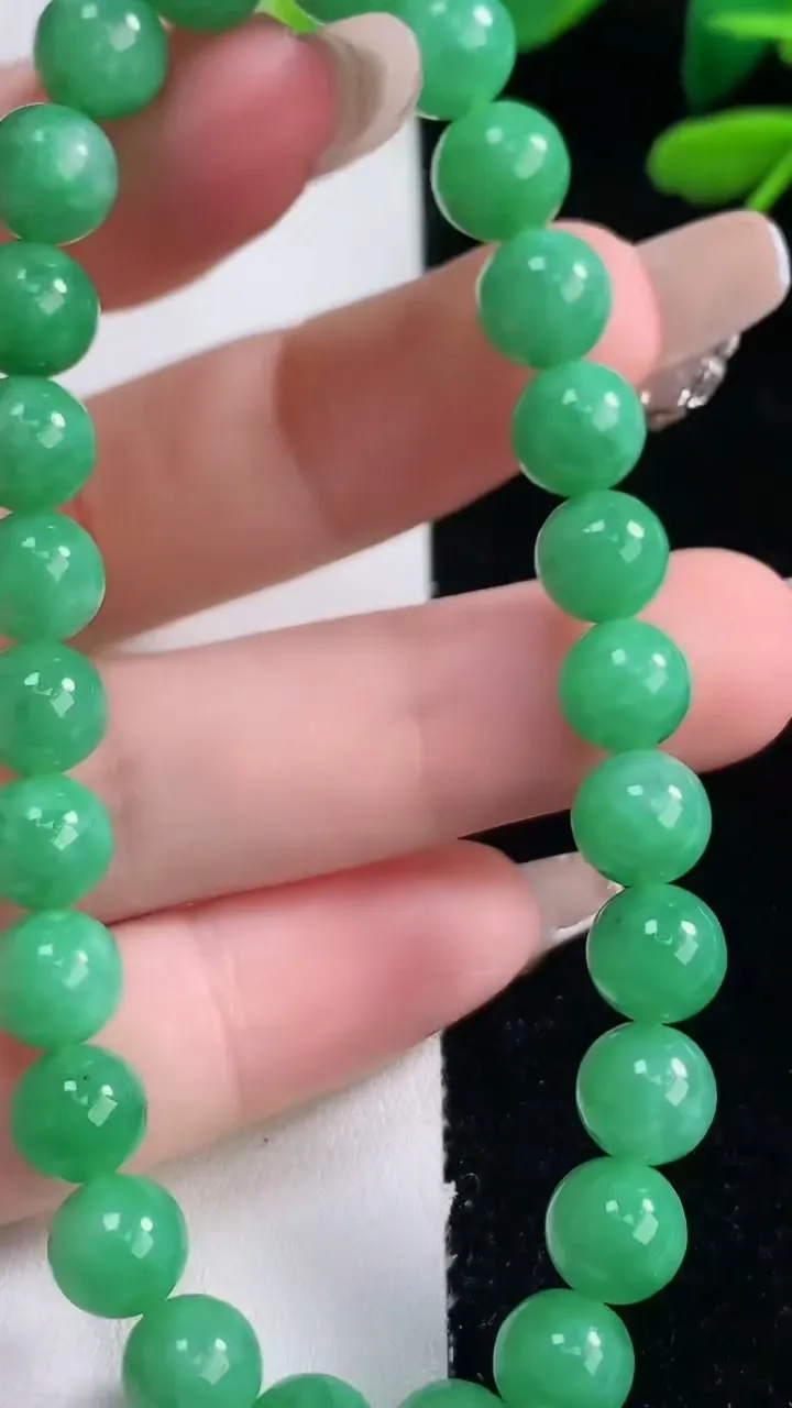 天然A货翡翠圆珠手串，尺寸7.3-26颗，重量:18.73g12月29日
工厂直销收藏佳品,种好水足，色泽均匀，有种有色，上手高大气！