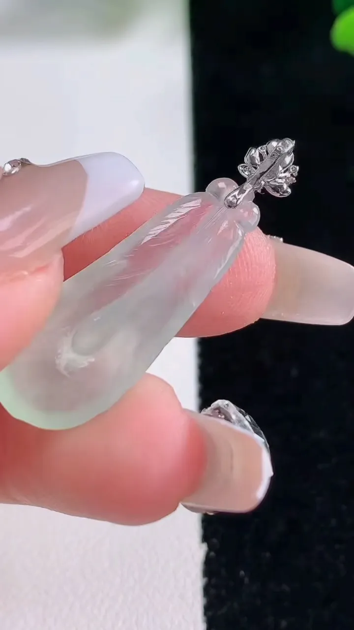 天然A货翡翠种白冰羽毛吊坠，尺寸28.5-11.6-4.6，重量:2.78g
12月29日