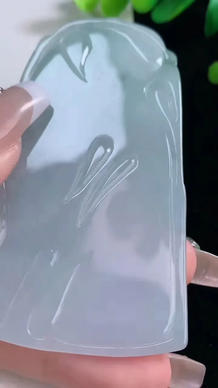 天然A货翡翠飘花大势至菩萨吊坠，尺寸74-47.6-5.6，重量:41.36g
12月29日