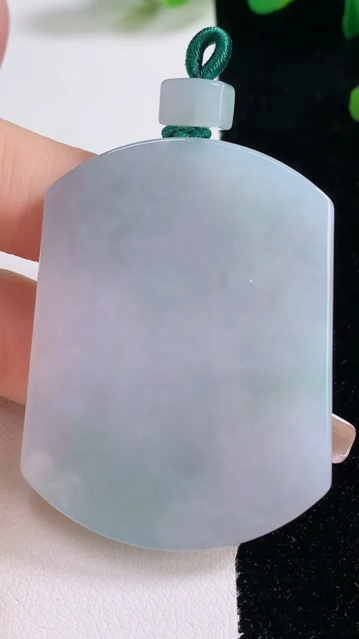 天然A货翡翠无事牌吊坠，尺寸51-39-5.4，重量:32.50g
12月29日